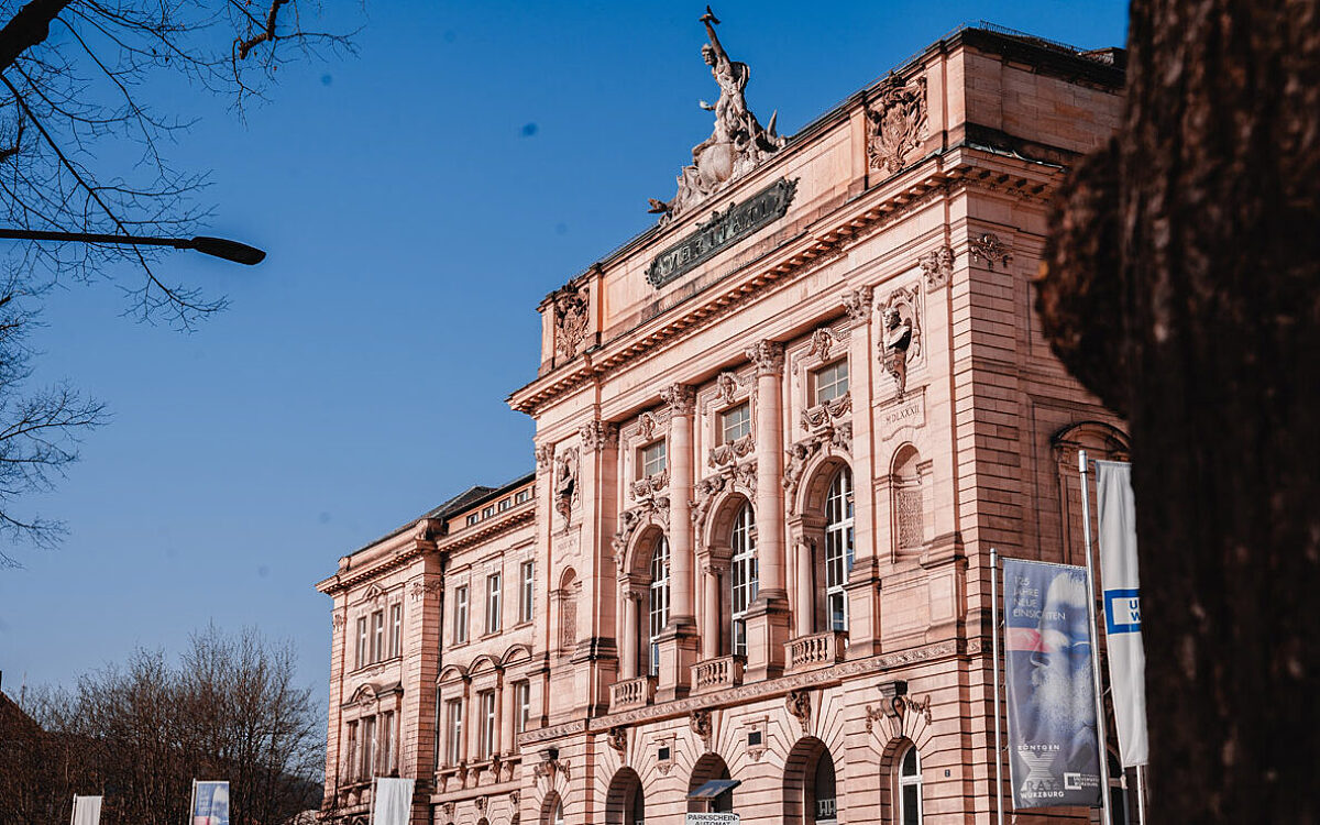 Das Universitätsgebäude der Julius-Maximilians-Universität Würzburg am Sanderring Das Universitätsgebäude der Julius-Maximilians-Universität Würzburg am Sanderring